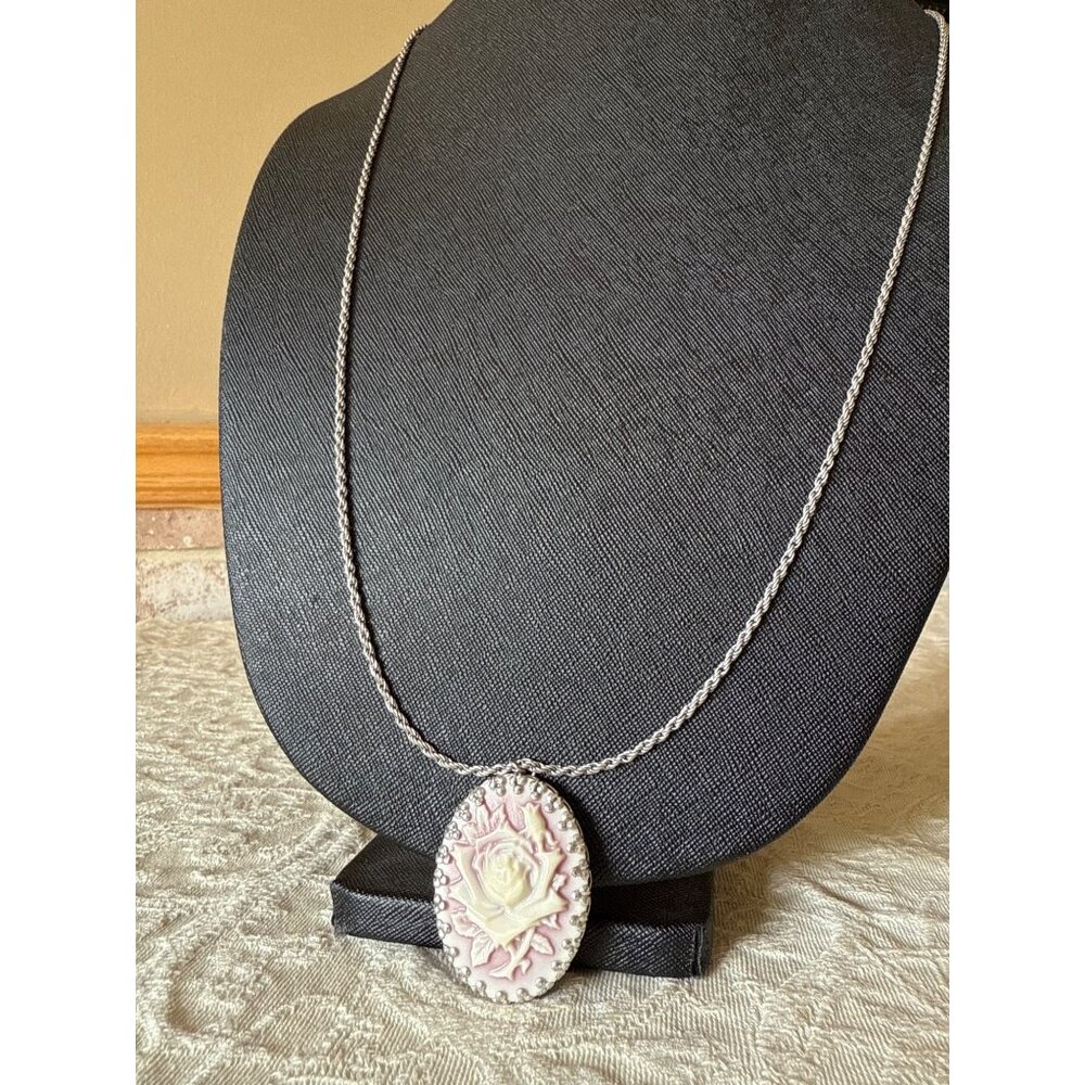 Vintage-Style Rose Cameo Necklace – Pink Resin Floral Pendant with Rope Chain